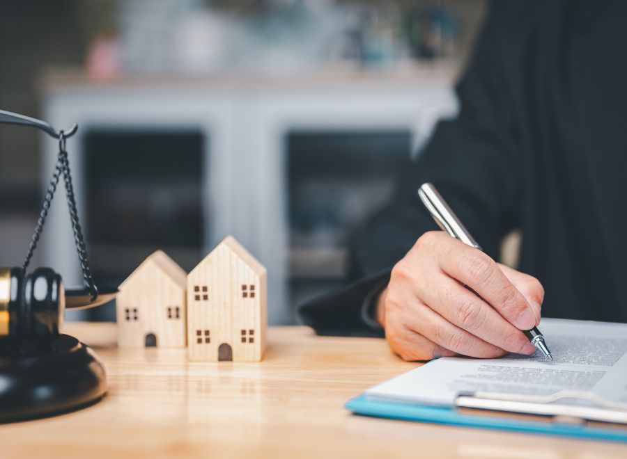 Czym jest służebność mieszkania i jak wpływa na wartość oraz możliwość sprzedaży nieruchomości?